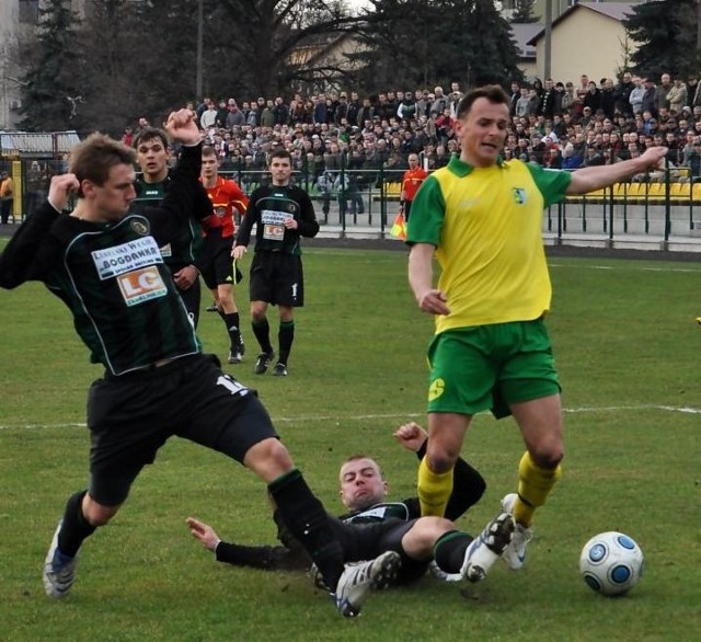 Napastnik Siarki Tomasz Walat (w żółtej koszulce) w kolejnym meczu nie zdobył gola.