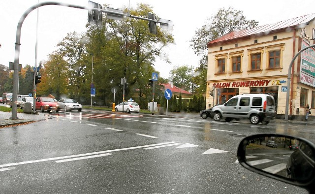 Wyjazd z ul. Zofii Chrzanowskiej w ul. Dąbrowskiego utrudniają samochody zaparkowane wzdłuż tej drugiej. Najbardziej niebezpiecznie jest po zmroku, kiedy nie działa tu sygnalizacja świetlna.