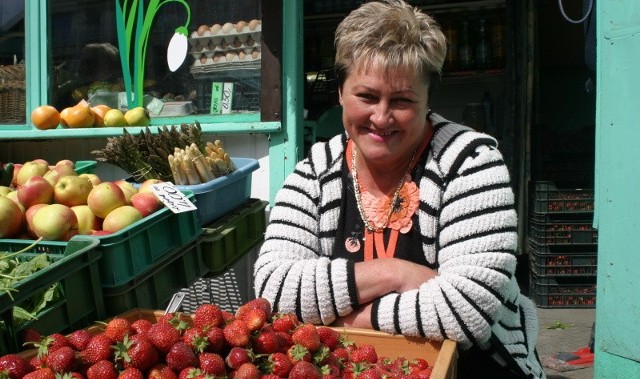 Pani Romualda Zakrzewska prowadzi warzywniak w centrum Gorzowa. Wytłumaczyła nam, od czego zależą ceny truskawek w mieście.