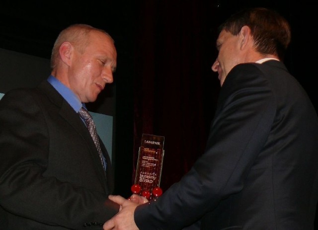 Artur Strączyński (z lewej) otrzymał w tym roku nagrodę Latarnika 2015 od Bogusława Wypychewicza z Fundacji Jesteśmy Blisko.