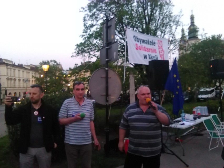 Kraków. Zwolennicy i przeciwnicy PiS starli się pod Wawelem [ZDJĘCIA, WIDEO]