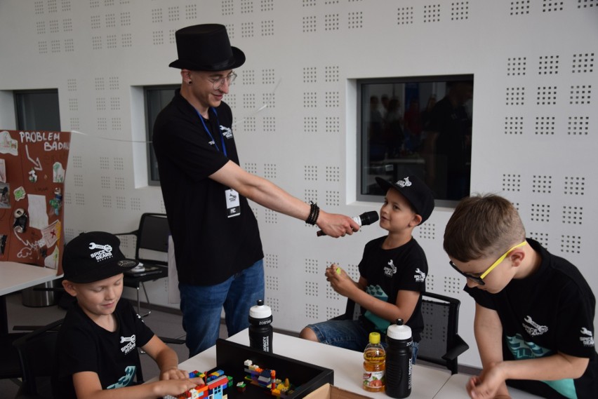 Białystok. Zawody LEGO robotyki. Dzieci zaprezentowały wyjątkowe konstrukcje [ZDJĘCIA]  