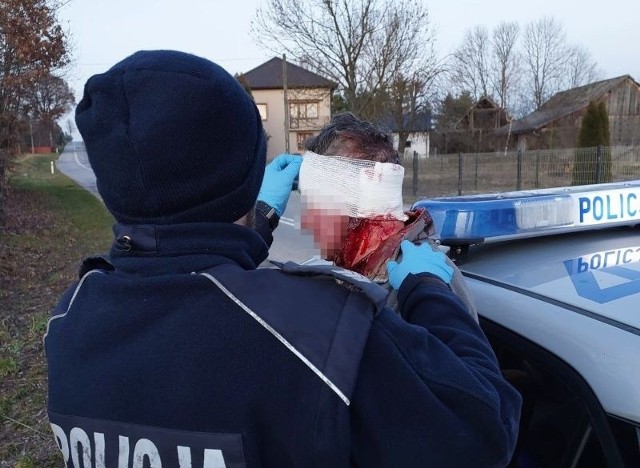 Policjanci w gminie Działoszyce natknęli się na zakrwawionego mężczyznę. Udzielili mu pomocy.