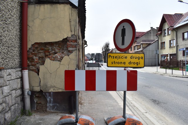 Kamienica przy ul. Szaflarskiej w Nowym Targu sypie się. Nadzór budowlany próbuje zmusić właściciela. Efektu jednak nie widać