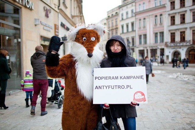 Maskotką akcji będzie Lisek Rajmund, z którym przechodnie robią zdjęcia manifestując poparcie dla kampanii Antyfutro.
