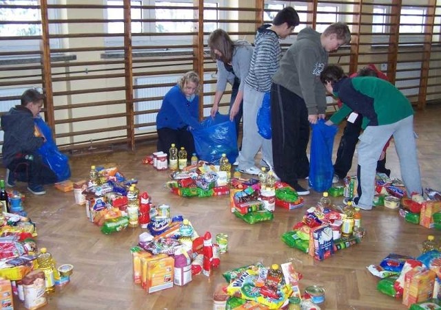 Zebrane produkty trafia do najbardziej potrzebujących, zwłaszcza do rodzin powodzian - uczniów gorzyckiej szkoły.