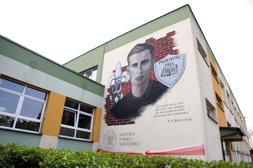 110 lat istnienia "Ekonomika" w Przemyślu. Odsłonięto mural Baczyńskiego [ZDJĘCIA, WIDEO]