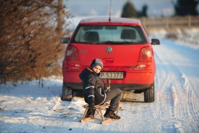 Być może ciągnięcie sanek przez pojazd wydaje się znakomitą atrakcją dla dzieci, ale to bardzo niebezpieczne!
