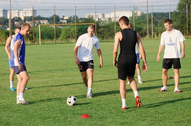 Piłkarze KSZO II trenują na własnych obiektach