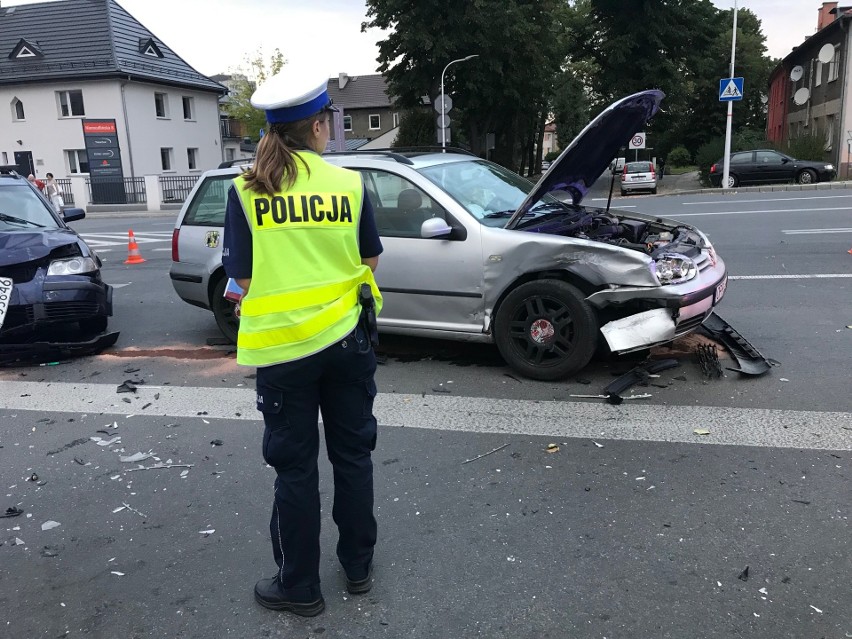 Do zderzenia dwóch samochodów osobowych doszło o godz. 18.34...