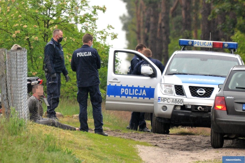 Pościg we Włocławku. Pijany kierowca skutera jechał po chodniku i uciekał lasami [zdjęcia]