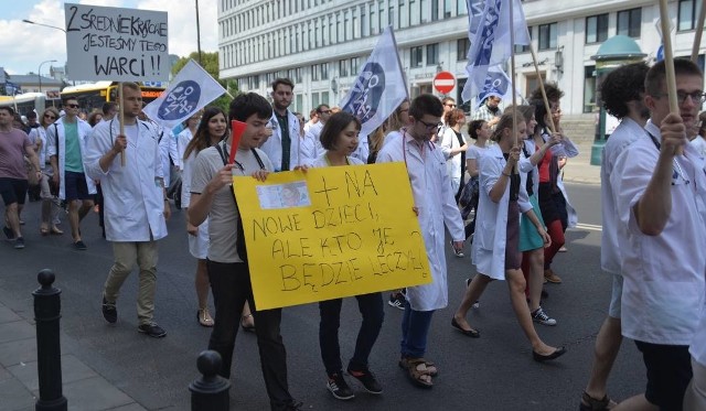 Lekarze rezydenci od dłuższego czasu domagają się zwiększenie wysokości swojej pensji i poprawy warunków kształcenia. W czerwcu wyszli na ulicę. Kolejna wielka manifestacja 24 września