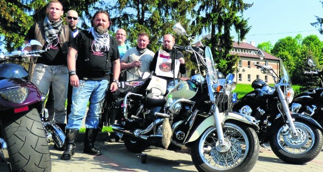 Wolna Grupa Motocyklowa „Sfora” z Kazimierzy Wielkiej, prowadzona przez Roberta Jaworskiego (w środku) obchodzi pierwsze urodziny. Motorowcy szykują się już do debiutu w Wielkiej Orkiestrze.