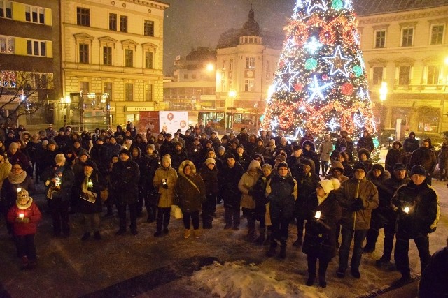 Na placu Chrobrego w Bielsku-Białej zjawiło się ok. trzystu bielszczan, by uczcić pamięć zamordowanego prezydenta Gdańska Pawła Adamowicza