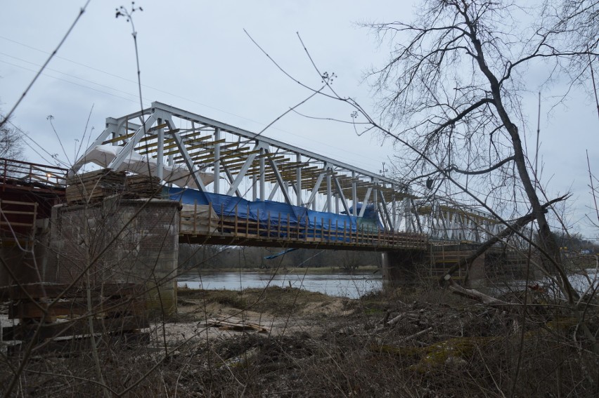 Tak przebiega modernizacja mostu kolejowego