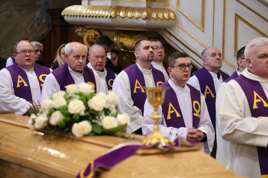 Pogrzeb księdza kanonika Wojciecha Wąsika. Mszy świętej w Bazylice Katedralnej przewodniczył biskup Jan Piotrowski, było wielu kapłanów