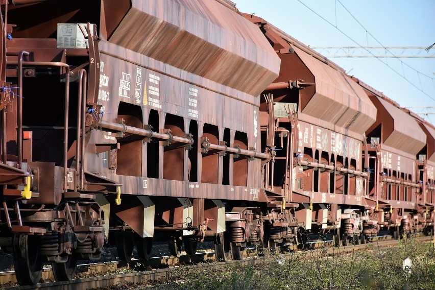Utrudnienia w ruchu pasażerskim do Katowic i Krakowa. Wykoleiły się trzy wagony pociągu towarowego na stacji w Trzebini [AKTUALIZACJA]