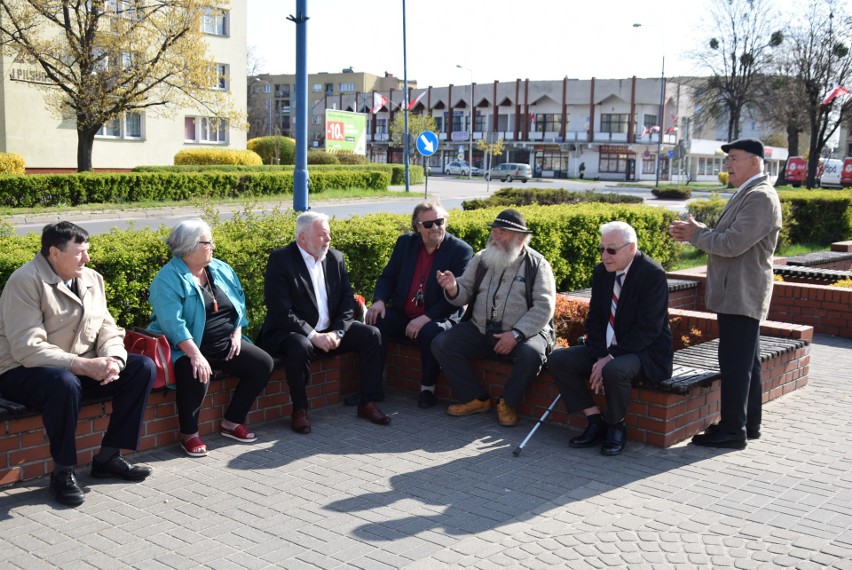 Ostrołęka. Lewica uczciła Święto Pracy. Skromne spotkanie 1-majowe. 1.05.2022. Zdjęcia