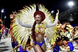 Karnawał w Rio de Janeiro 2023. Piękne tancerki na sambodromie, barwne stroje i samba na ulicach!