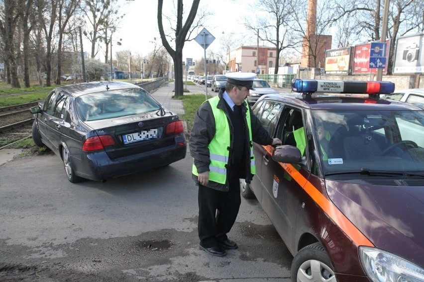 Wrocław: Wypadek na Opolskiej. Samochód osobowy zderzył się z tramwajem 