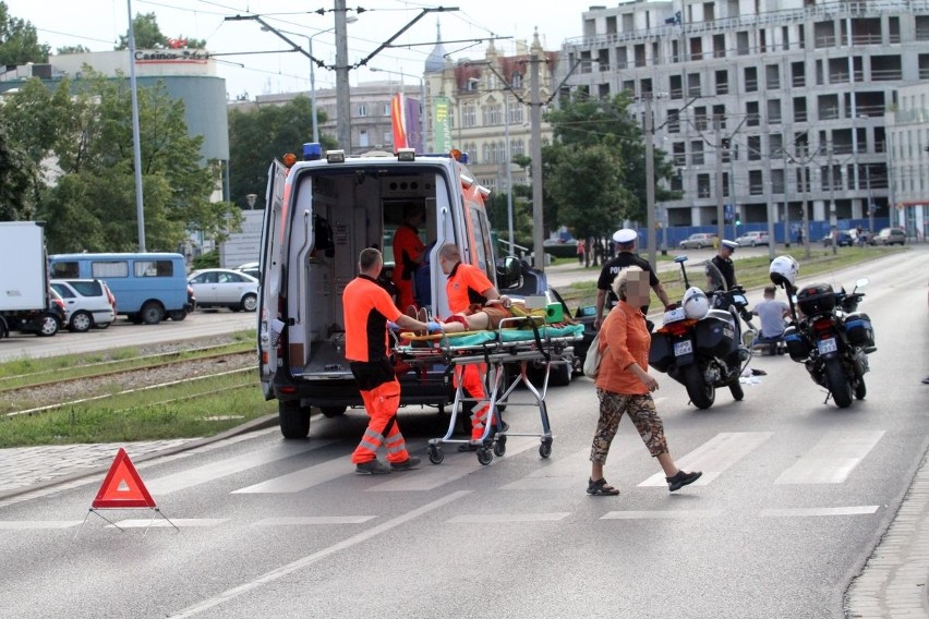 Wypadek rowerzystki na Drobnera. Ulica była zablokowana [ZDJĘCIA]