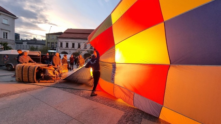 Wspaniałe widowisko w centrum Kielc. Kolejny balon wystartował z Rynku w ramach Budzenia Sienkiewki [ZDJĘCIA]