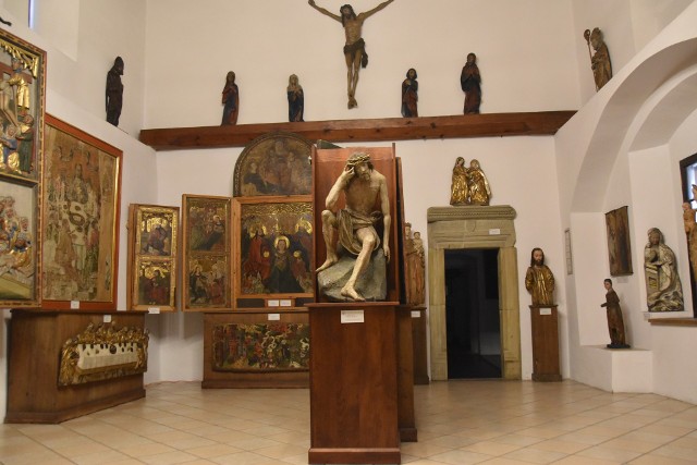 W zbiorach Muzeum Diecezjalnego w Tarnowie jest wiele cennych  rzeźb i obrazów, które uratowano przed zniszczeniem z okolicznych kościołów, kaplic i kapliczek przydrożnych. Więcej zdjęć w galerii!