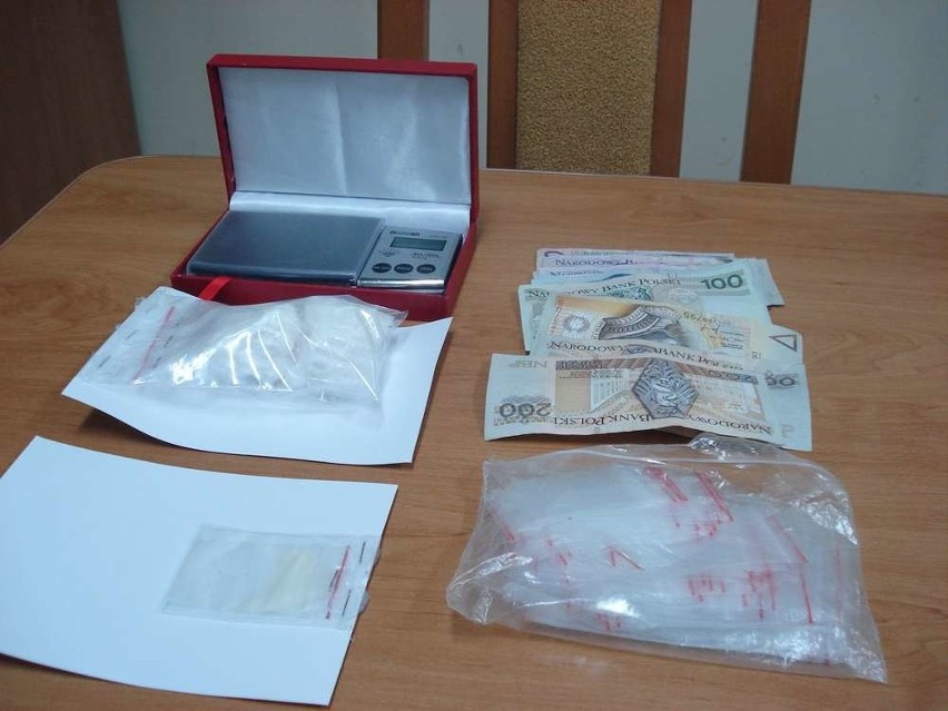 Toruń. Akcja CBŚ i toruńskich kryminalnych. Zarekwirowano kilogram narkotyków, pieniądze i broń [wideo]