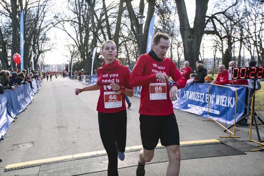 Kraków. Wyjątkowy Bieg Walentynkowy po trasie w kształcie serca. Tłumy biegaczy na Błoniach