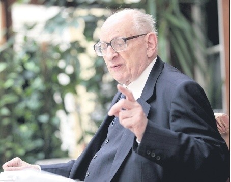 Profesor Bartoszewski podczas wykładu w Wyższej Szkoły Integracji Europejskiej w Szczecinie.