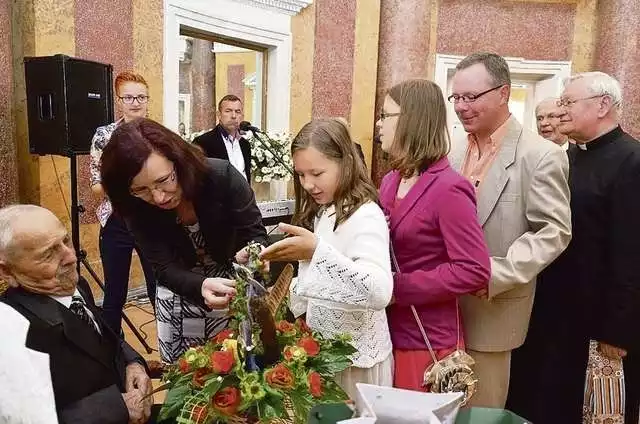 Dostojny jubilat w dniu swego święta przyjął mnóstwo życzeń i gratulacji od całej rodziny oraz licznych gości