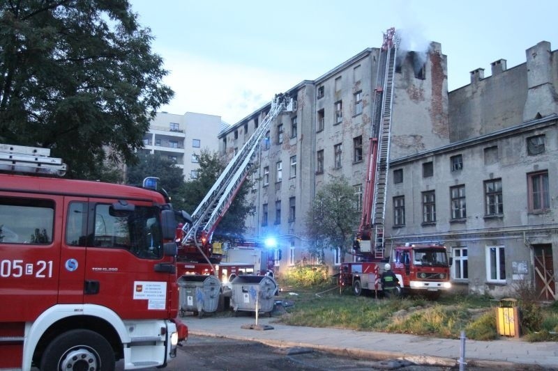 Pożar na Łąkowej [zdjęcia, FILM] Z ogniem walczyło ponad 30 strażaków