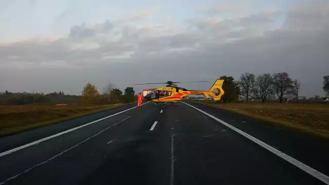 Dzisiaj po południu na drodze krajowej nr 5 doszło do tragicznego wypadku. Zginęły trzy osoby, w tym dwoje dzieci.Do bardzo poważnego wypadku doszło dzisiaj po południu na obwodnicy Świecia. Samochód osobowy bmw zderzył się z ciężarówką. - Ze wstępnych ustaleń policjantów wynika, że kierująca samochodem bmw, 44-letnia mieszkanka powiatu grudziądzkiego, zjechała na przeciwległy pas ruchu i zderzyła się z samochodem ciężarowym marki Renault Premium - informuje mł. asp. Marcin Pawlak, oficer prasowy KPP w Świeciu.Kobieta i jej 8-letni syn zginęli na miejscu. Roczna córka została przetransportowana śmigłowcem do szpitala, ale mimo udzielonej pomocy zmarła. Ponadto ranny jest kierowca TIR-a.Na drodze krajowej nr 5 są bardzo duże utrudnienia. Droga jest zablokowana w obu kierunkach pomiędzy węzłami Morsk i Przechowo. Ciężarówka przewoziła ok. 14 ton groszku, który wysypał się na jezdnię. Z utrudnieniami trzeba będzie się zmagać jeszcze przez minimum kilkadziesiąt minut.Dlaczego warto nosić odblaski? 