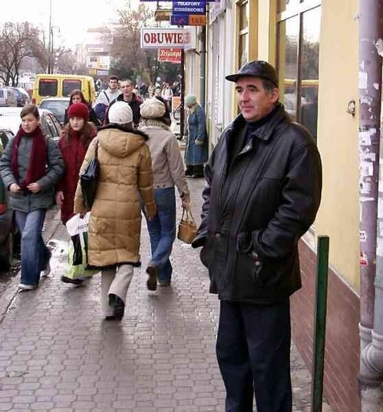 Leszek Ogorzałek, właściciel zakładu zegarmistrzowskiego, przy tarnobrzeskim rynku: - Firmy ledwie zipią. Za wiszące szyldy też nam przyjdzie zapłacić. Niektórzy już reklamy pościągali.