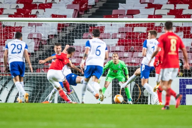 Poznański Lech w czwartek, 3 grudnia przegrał na wyjeździe 0:4 z Benfiką Lizbona