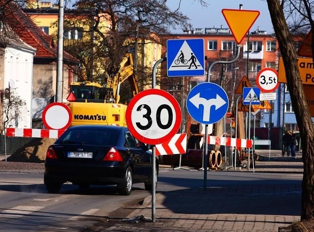 Na miejscu okazało się, że okręcone znaki postanowiono jednak zdjąć. Przybyło za to sporo nowych.