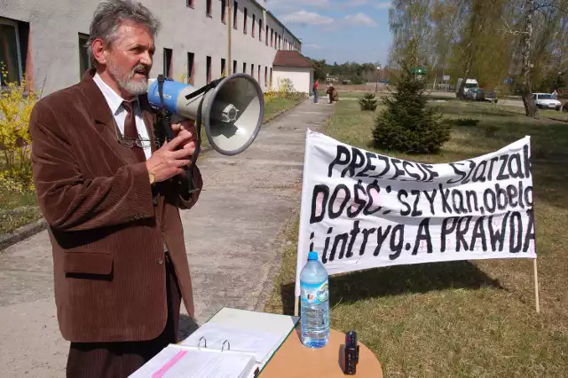 Lucjan Glenc do manifestacji przygotował się solidnie - miał tubę, transparent, stos dokumentów i butelkę z wodą, gdyby mu zaschło w gardle.