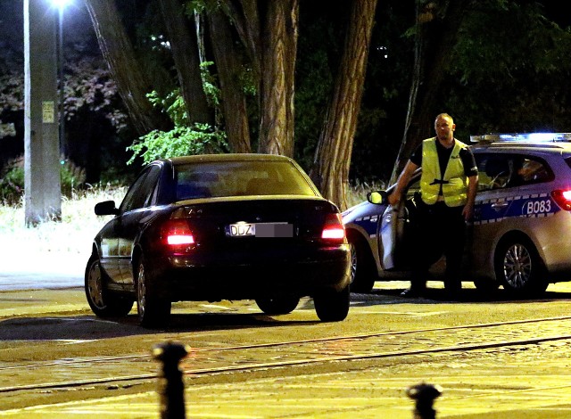 Kierowca zaparkował samochód, i zanim policjanci zdążyli do niego podejść, pieszo uciekł do pobliskiego parku. Rejestracja auta może wskazywać, że nie jest mieszkańcem Wrocławia.