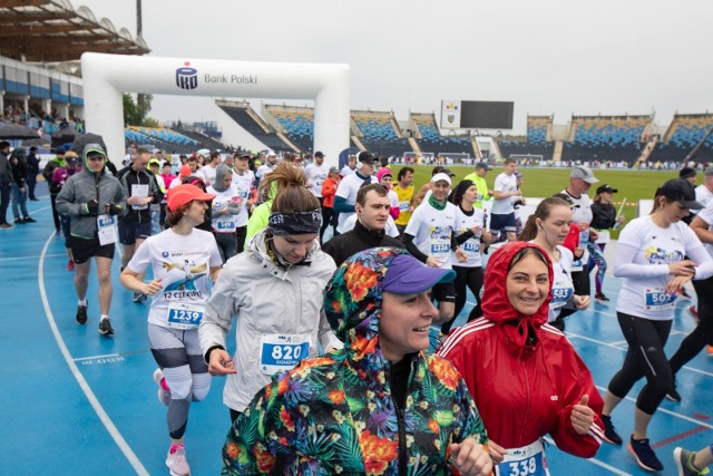 W niedzielę, 12 maja, zorganizowano 4. PKO Bydgoski Festiwal Biegowy. Głównym wydarzeniem był bieg na 10 kilometrów ulicami miasta, ale jak zawsze było też wiele innych atrakcji - m.in. wyścig rolkarzy. Centrum festiwalu, start i meta zlokalizowane były na terenie Stadionu Zawisza. Niestety w tym roku nie dopisała aura... Zapraszamy do obejrzenia zdjęć!