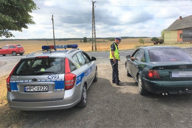 Policjanci z KPP w Nakle często kontrolują kierowców. Nie tylko  latem takie akcje na drogach powiatu organizowane są cyklicznie