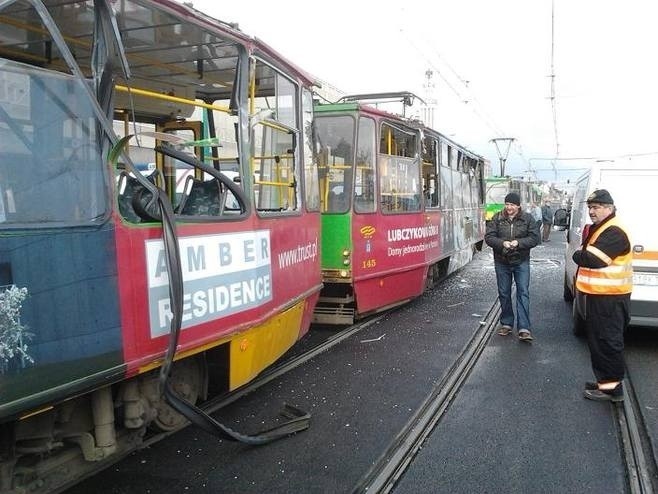 Wypadek tramwaju i dźwigu na Moście Dworcowym (6.11.2012)....