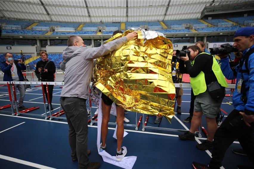 Najlepsi biegacze Silesia Marathonu na mecie na Stadionie...