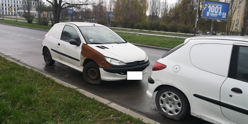 "Na ulicy Medweckiego (parking na pasie ulicy) stoi kilka...