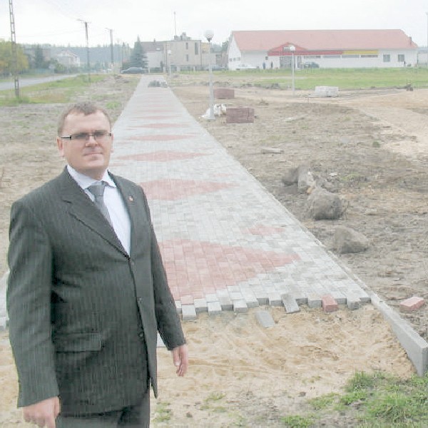 - Plac 700-lecia sprawi, że we wsi wytworzy się centrum - mówi wicewójt Piotr Murszewski