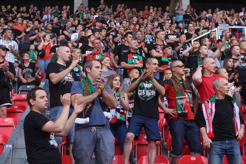 Kibice GKS Tychy dopingują swoich piłkarzy. Stadion jest...