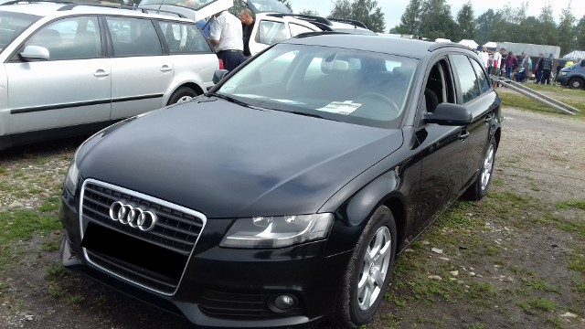 Audi A4Pojemność silnika 2,0 diesel o mocy 120 KM. Rok produkcji 2010. Stan licznika 220 tys. km. Dodatkowe wyposażenie: ABS, elektryczne szyby, poduszki powietrzne, alarm, bluetooth, nawigacja GPS, gniazdo USB, alufelgi, światła przeciwmgielne, elektrycznie ustawiane lusterka, klimatyzacja automatyczna, radio tempomat, komputer pokładowy centralny zamek. Cena: 41 900 zł.ZOBACZ TEŻ: Tor w Poznaniu zapełnił się unikatowymi autami. Około 150 samochodów wzięło udział w Gran Turismo Polonia 