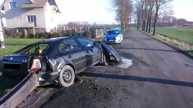 19-latek na łuku drogi w Cymbarku nie dostosował prędkości do warunków na drodze. Auto odbiło się o trzy drzewa