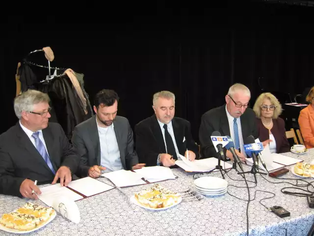 List podpisali: od lewej- dyrektor Włodzimierz Pujanek, Andrzej Kurzawa,profesor Zbigniew Łukasik i wiceprezydent, Karol Semik.
