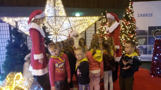W hali MOSiR w Zabrzu trwa spotkanie dzieci ze świętym Mikołajem