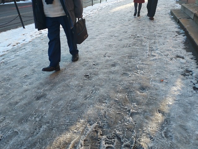 Tak wygląda odcinek ulicy Wybickiego w Grudziądzu! Nieośnieżony i oblodzony